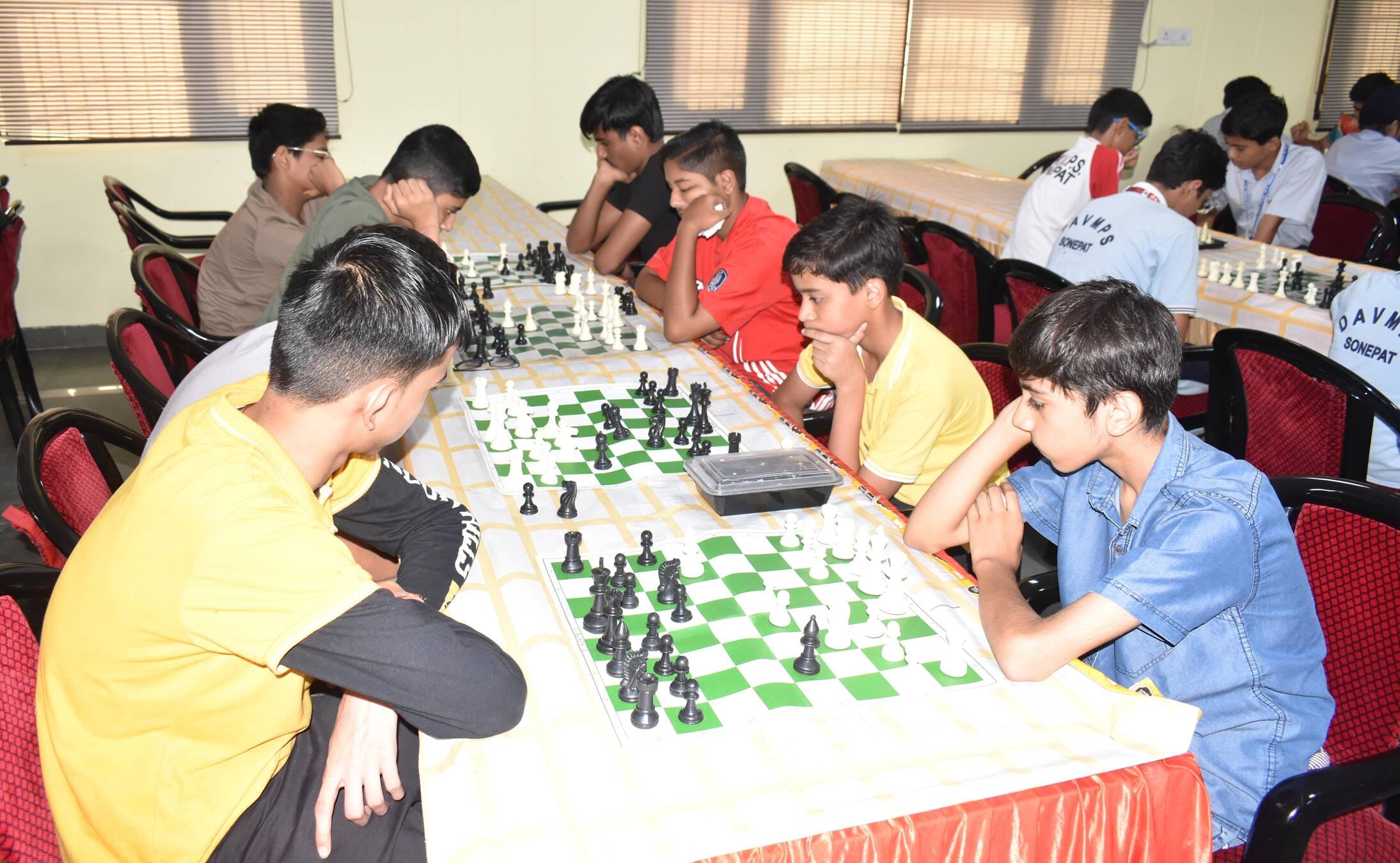 अंबाला सिटी के पुलिस डीएवी स्कूल में आयोजित शतरंत प्रतियोगिता में प्रतिभा दिखाते खिलाड़ी। प्रव