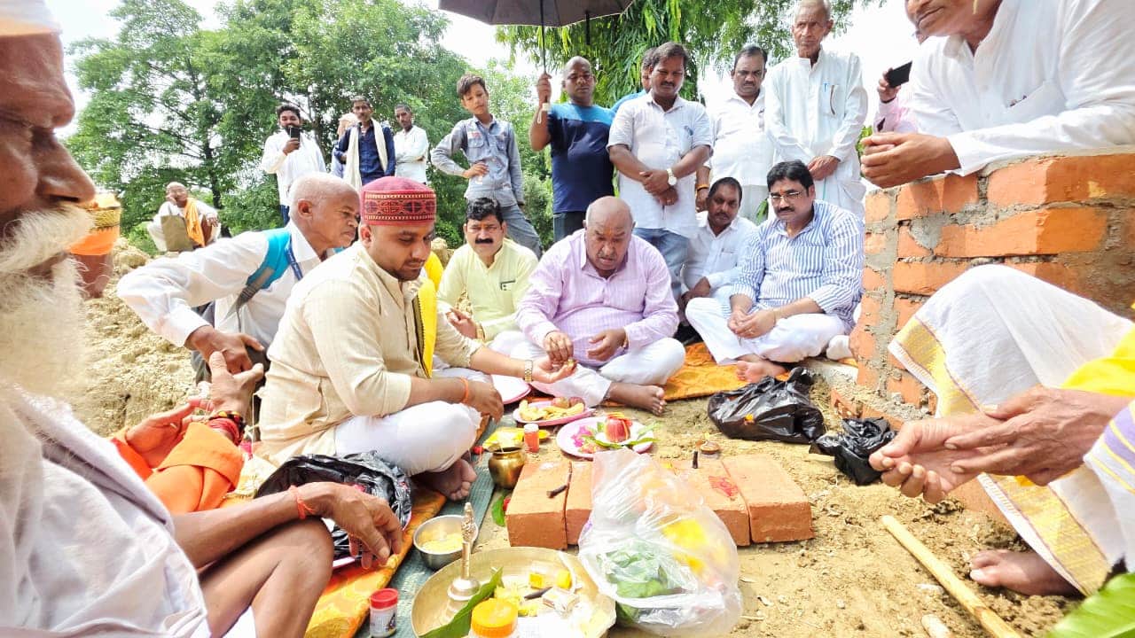 अकबरपुर के लोरपुर में स्थित अष्टखंभा स्तूप के पर्यटन विकास कार्याें का भूमि पूजन करते एमएलसी डॉ