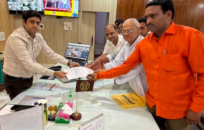 अपनी मांगों को लेकर जिलाधिकारी को ज्ञापन सौंपते अखिल भारतीय स्वतंत्रता संग्राम सेनानी संगठन के