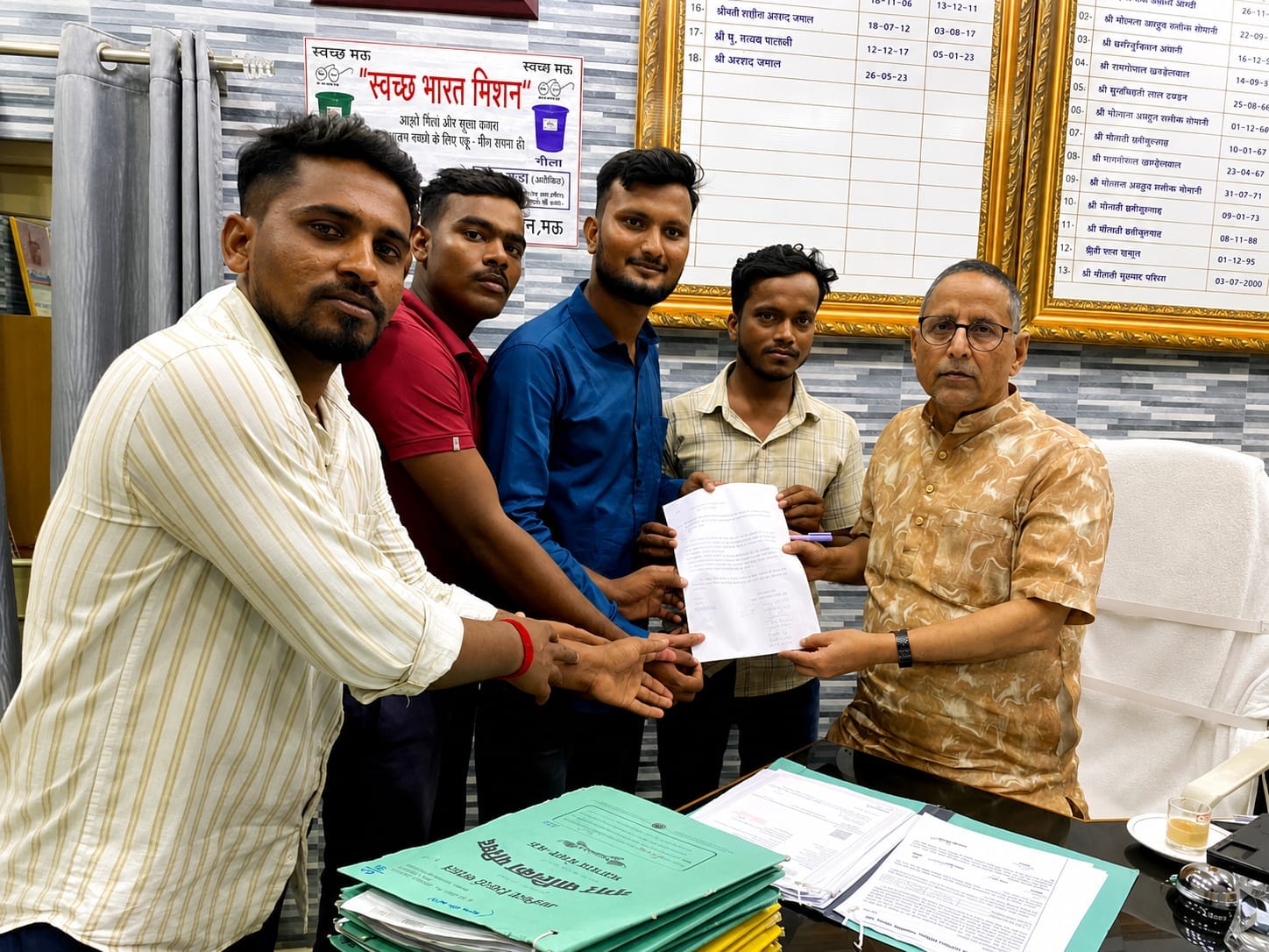अपनी विभिन्न समस्याओं को लेकर नगर पालिका अध्यक्ष अरशद जमाल को ज्ञापन सौंपते छात्र। स्रोत- स्वय