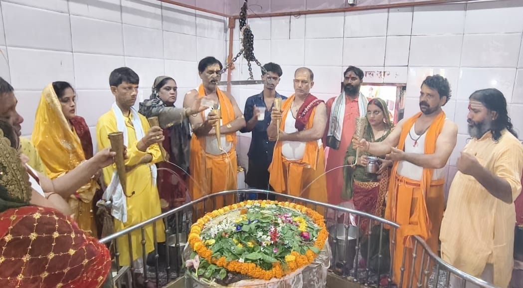 बाबा तिलेश्वर नाथ मंदिर पर विश्व के कल्याण के लिए हो रहा सामूहिक रुद्राभिषेक। स्रोत समिति