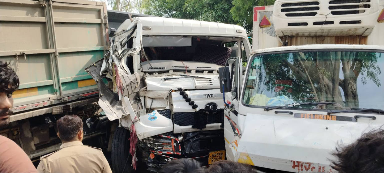 4 vehicles collided in Bah... State Highway jammed, driver trapped in cabin