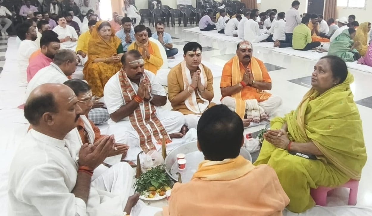 भाजपा कार्यालय टेऊंगा में रुद्राभिषेक करते पदाधिकारी। मीडिया प्रभारी