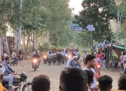 भैंस बोगी दौड़ते हुए युवक और भाई को पर सवार युवकों का झुंड । (स्रोत सोशल मीडिया)  मवाना