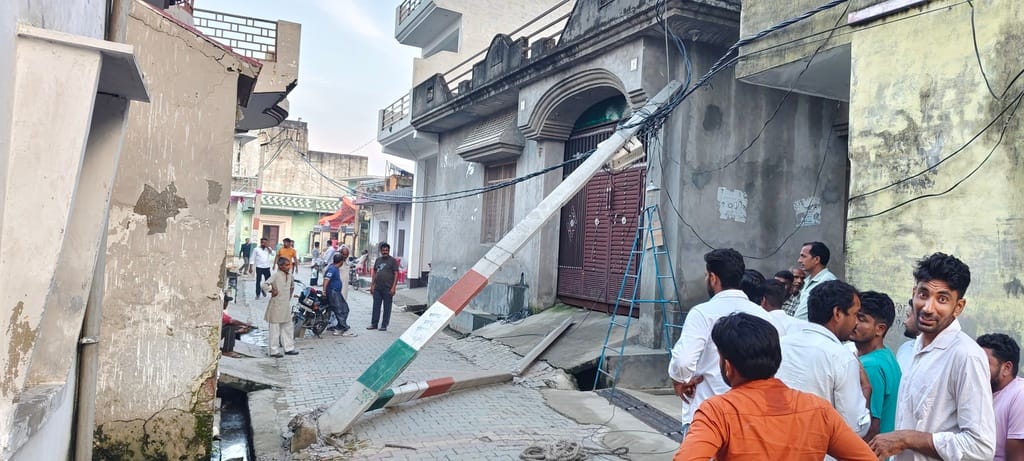 The dilapidated pillar, shaken by monkeys, came loose and fell onto the wall.