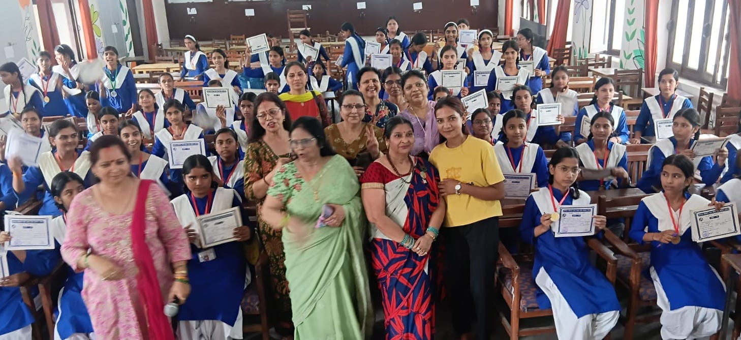 बिजनौर के जीजीआईसी मेंअग्रवाल प्रशिक्षण एवं समाज सेवा संस्थान की ओर से राखी बनाओ प्रतियोगिता के