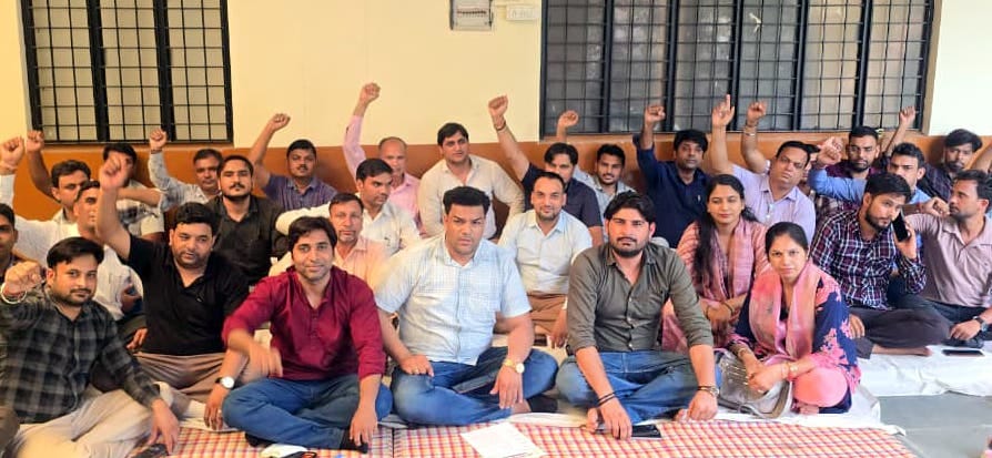 The Lekhpal Association staged a protest at the Tehsil.