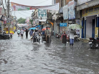 बाजार में शनिवार को जलभराव की स्थिति। संवाद