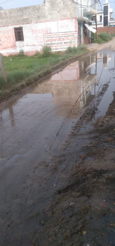 Waterlogging on the road despite no rain; villagers facing trouble.