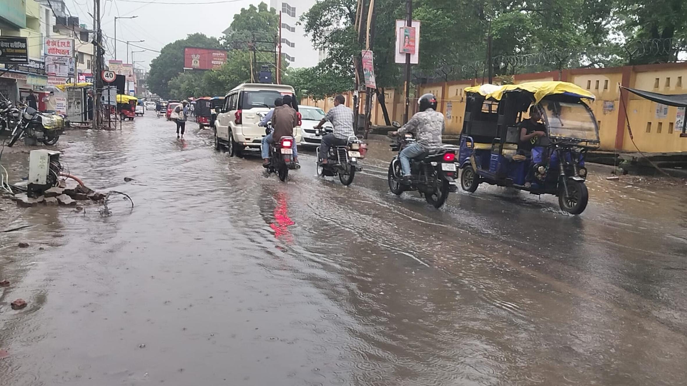 बारिश से गिरा पेड़ व मेडिकल कॉलेज में हुआ जलभराव।