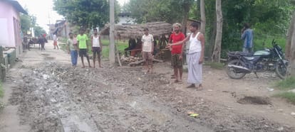 बीसलपुर के गांव किशनी के पास दलदल नुमा सड़क संवाद