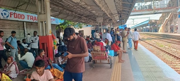 बस्ती रेलवे स्टेशन पर ट्रेन का इंतजार करते यात्री संवाद