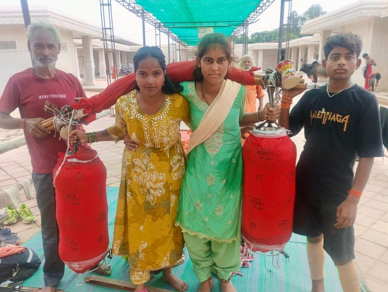 An example of women's power: Two sisters reached Bateshwar carrying a 71 kg Kalash Kanwar.