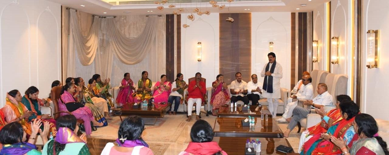 बैठक में बोलते ज्ञान प्रकाश सिंह। स्वयं