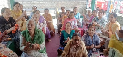 चंबा हरिराय मंदिर में भजन कीर्तन करती महिलाएं।संवाद