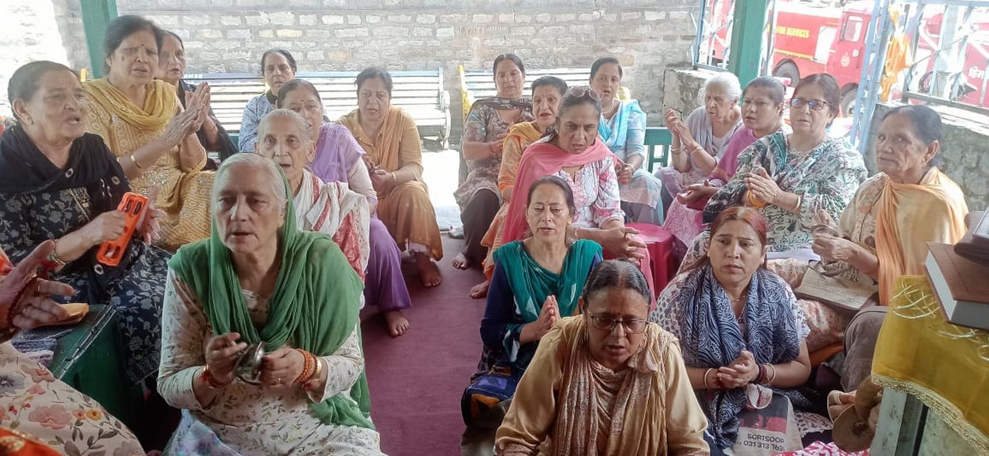 चंबा हरिराय मंदिर में भजन कीर्तन करती महिलाएं।संवाद