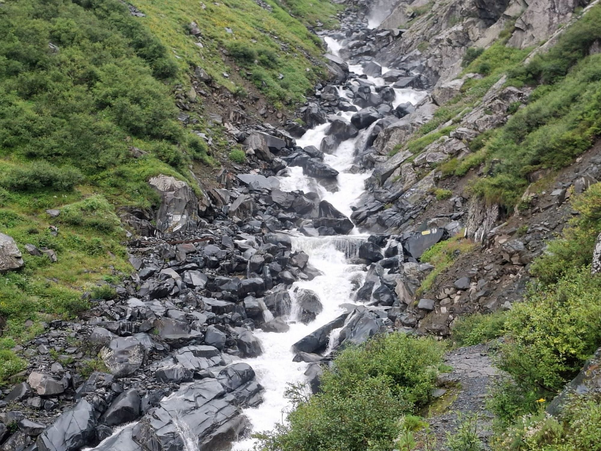 चंबा में मणिमहेश रास्ते में जमाडू के पास का स्थान।संवाद