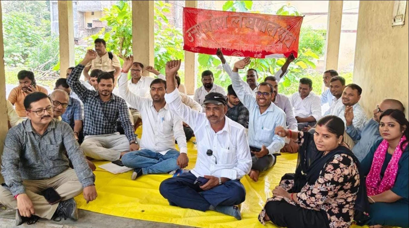 चकिया तहसील परिसर में धरना देते लेखपाल। संवाद