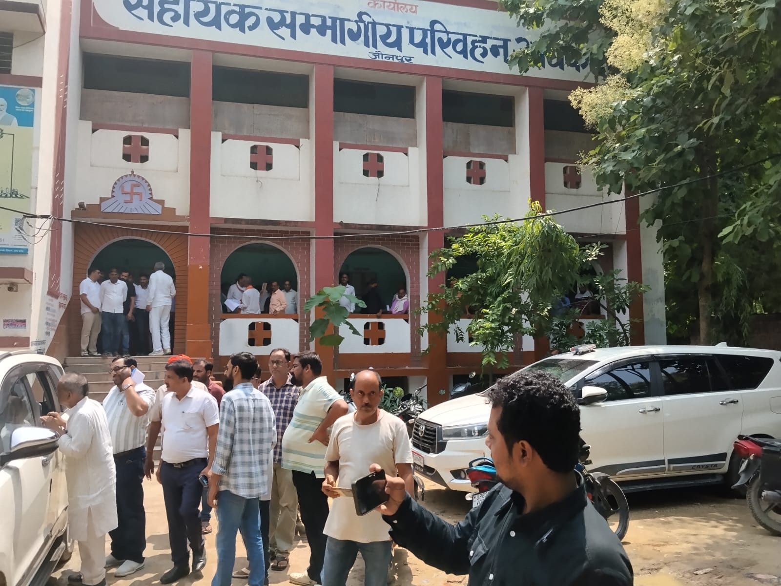एआरटीओं कार्यालय में जांच के दौरान लगी रही भीड़ ।