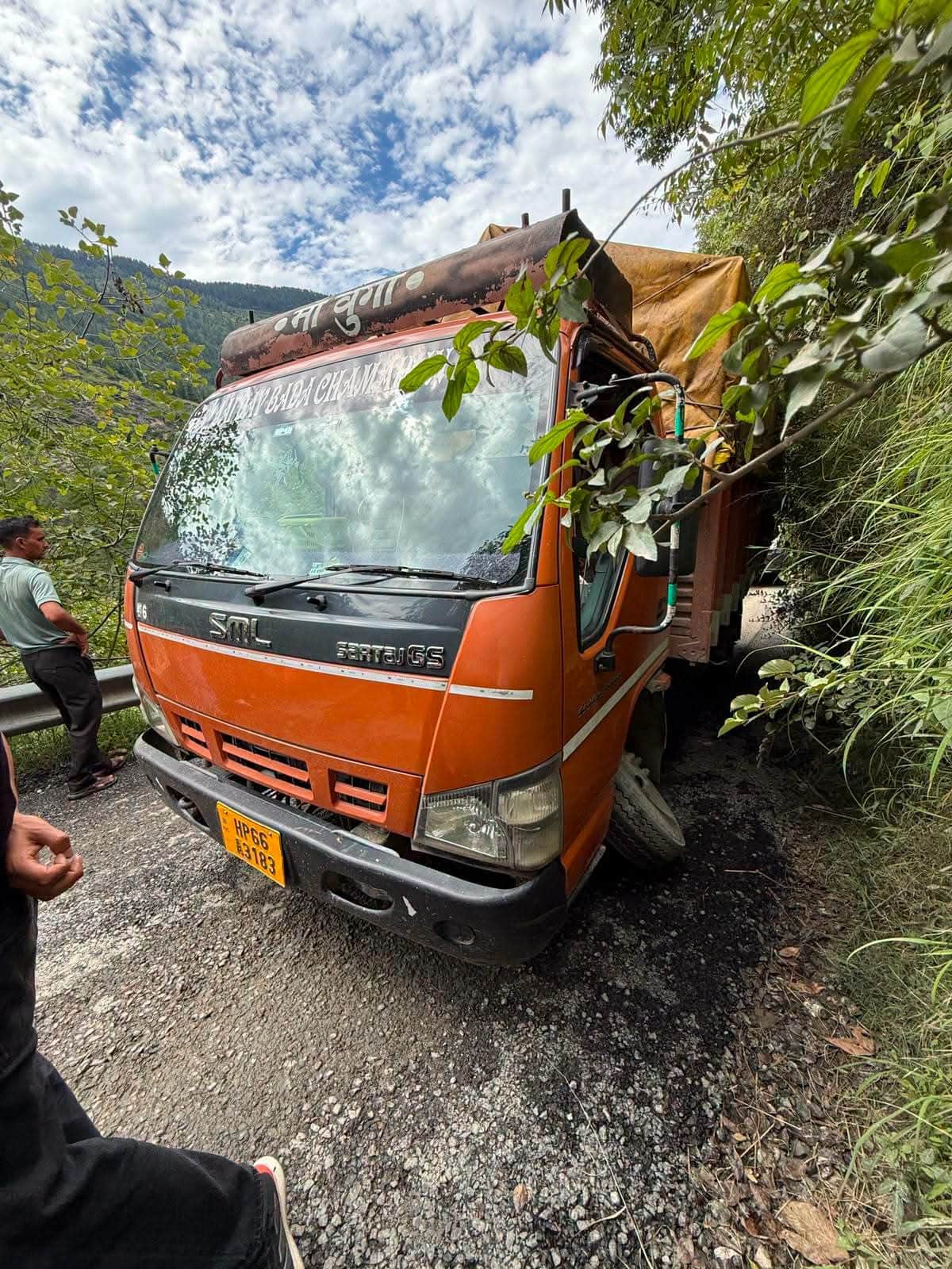 Truck breaks down at Bheut Bend on Highway 305; traffic disrupted for six hours.