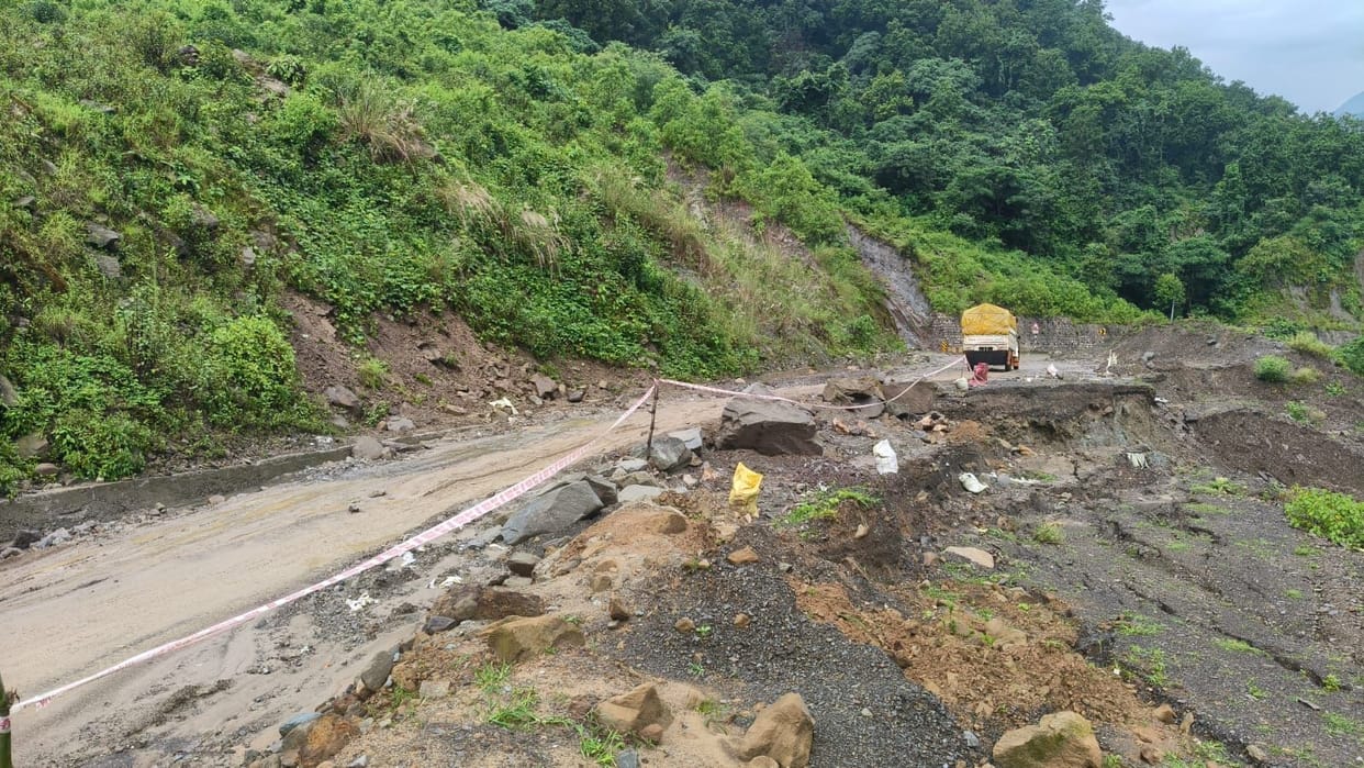 The road from Mable to Kachchi Dhang is narrow, with space left for only one vehicle to pass.
