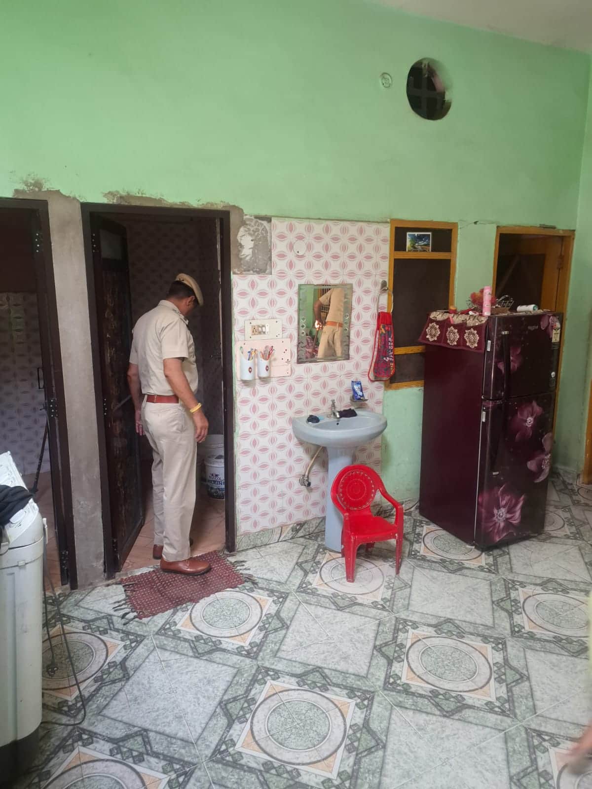 फोटो 02 पठानकोट के लामिनी क्षेत्र में सर्च करती पुलिस। संवाद