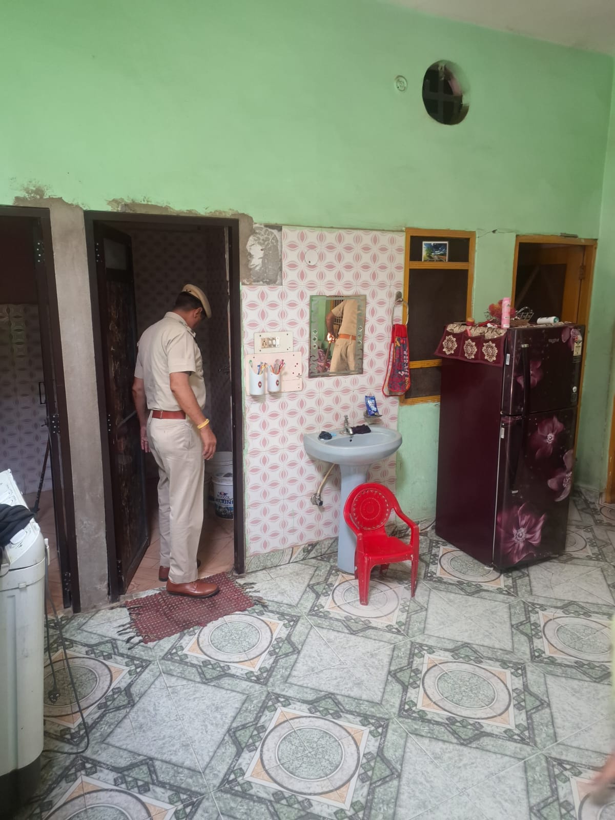 फोटो 02 पठानकोट के लामिनी क्षेत्र में सर्च करती पुलिस। संवाद