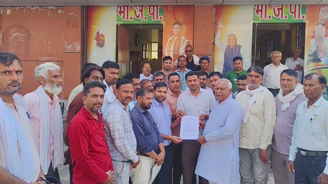 The Contractual Electricity Employees' Union submitted a memorandum addressed to the Chief Minister to the MLA.