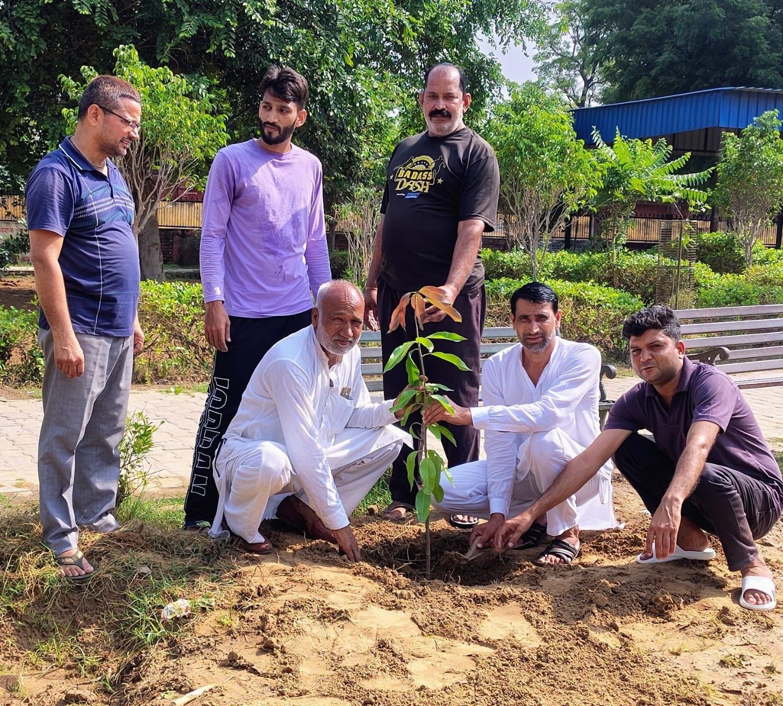 फोटो 04: बाबा खेता नाथ पार्क में पौधरोपण करते ग्रामीण। स्रोत: ग्रामीण