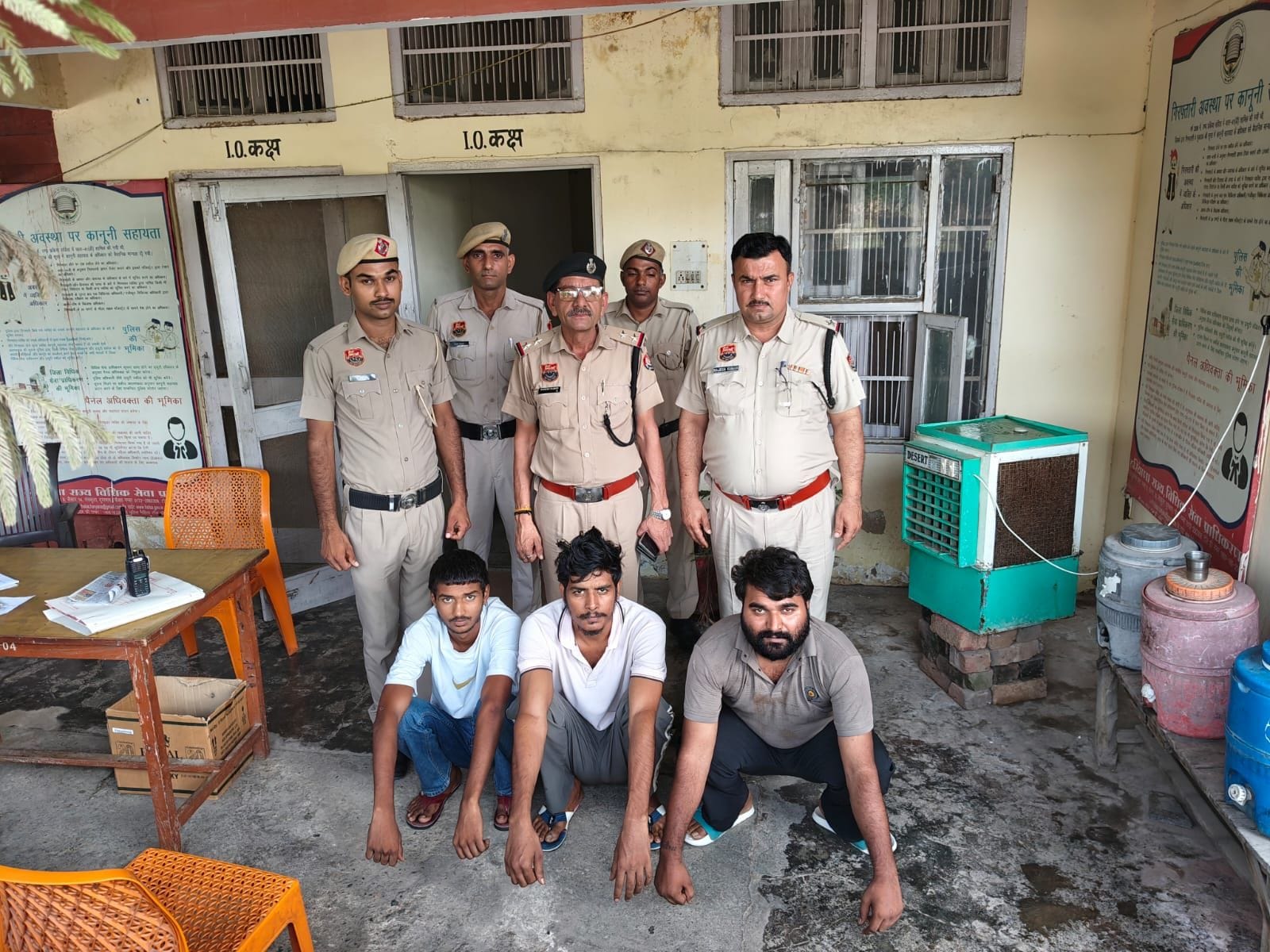 फोटो 09 पुलिस की गिरफ्त में आरोपी। स्रोत: पुलिस