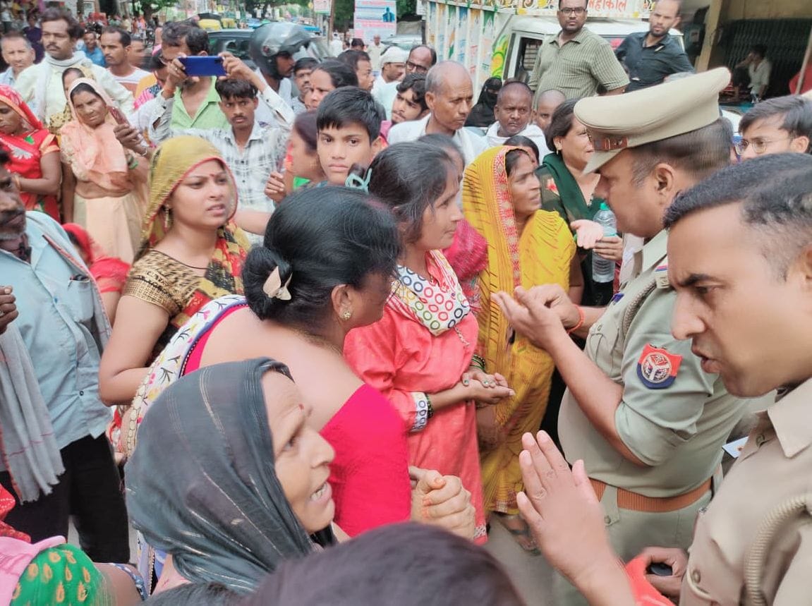 फोटो-13- परिजनों को समझाती पुलिस। संवाद