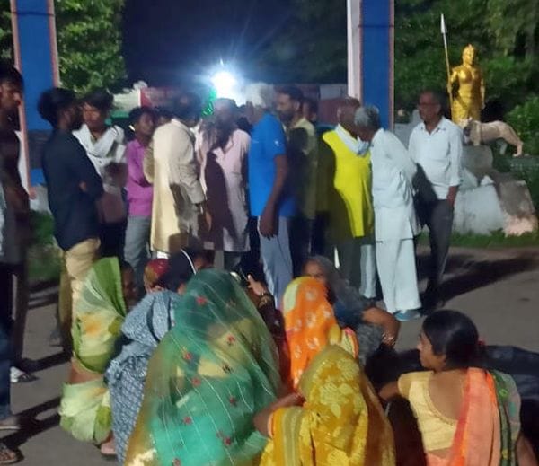 फोटो 21 एमएएचपी 08 परिचय-हरपालपुर थाने के बाहर हाईवे पर जाम लगाए परिजन व ग्रामीण। संवाद