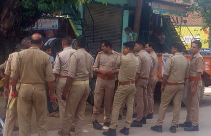 फोटो-22-हंगामे की सूचना पर अस्पताल के बाहर मौजूद पुलिस। संवाद