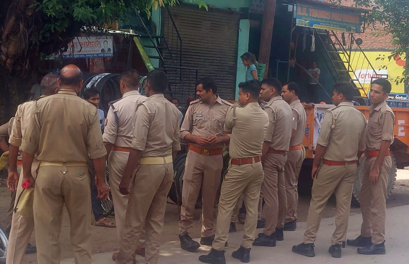 फोटो-22-हंगामे की सूचना पर अस्पताल के बाहर मौजूद पुलिस। संवाद