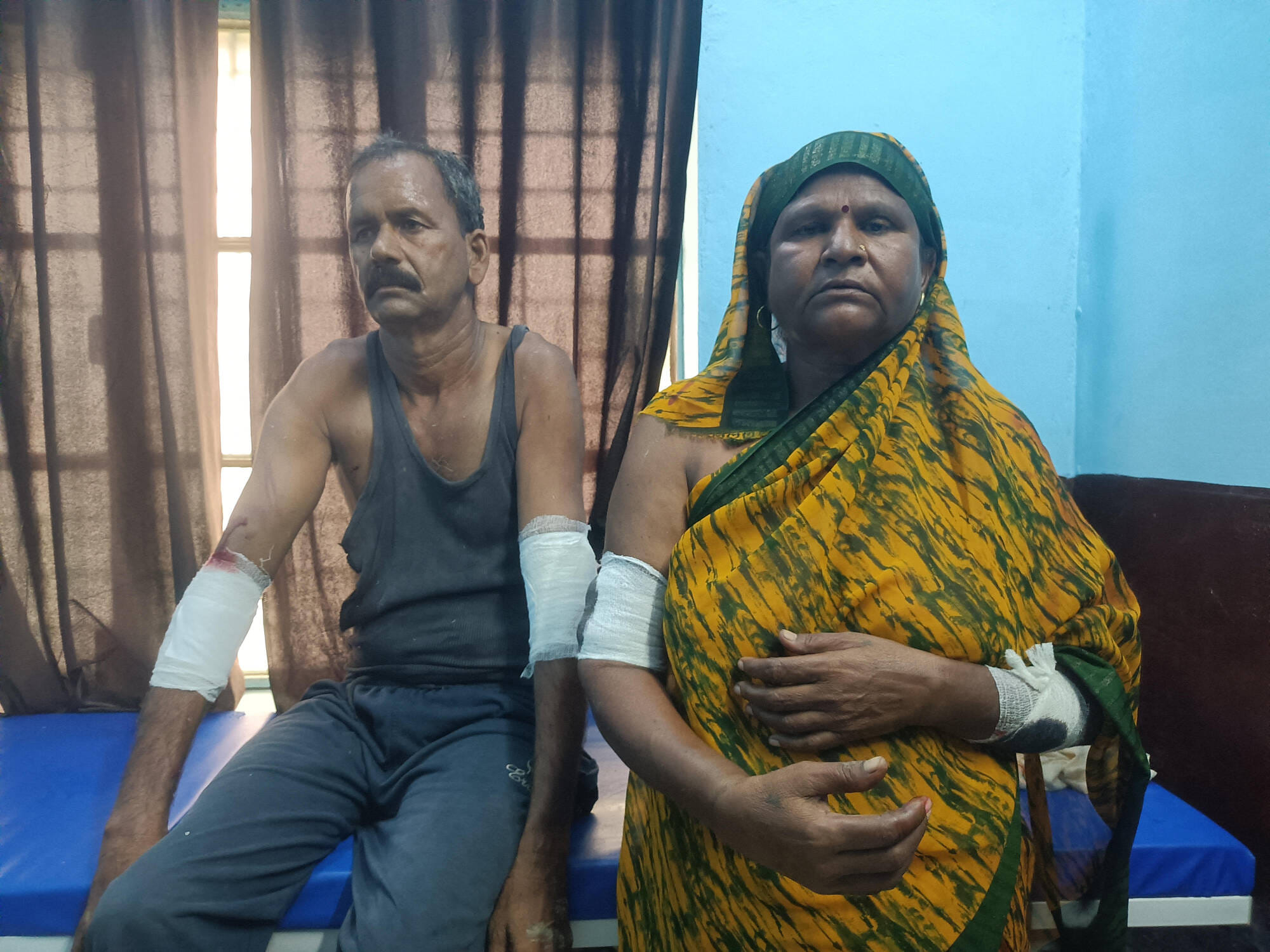फोटो- 23 एचएएमपी 05- राठ के नौरंगा सीएचसी में जानकारी देते घायल दंपति। संवाद