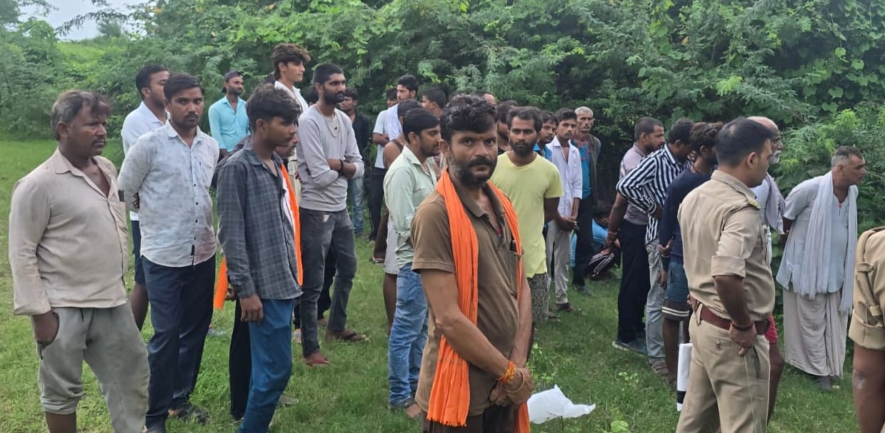 फोटो 23 एचएएमपी 26- भवानी गांव में नदी किनारे शव देखने पहुंचे ग्रामीण।    संवाद