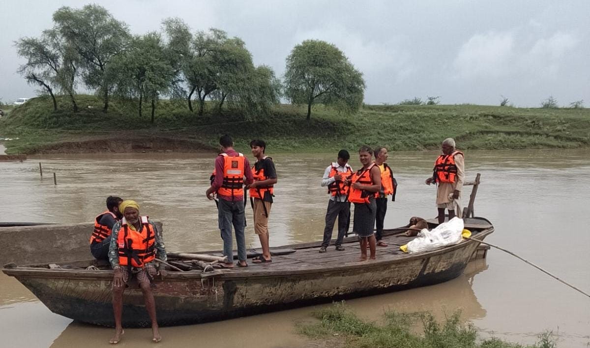 Ken River swells again; flood threat to riverside villages.