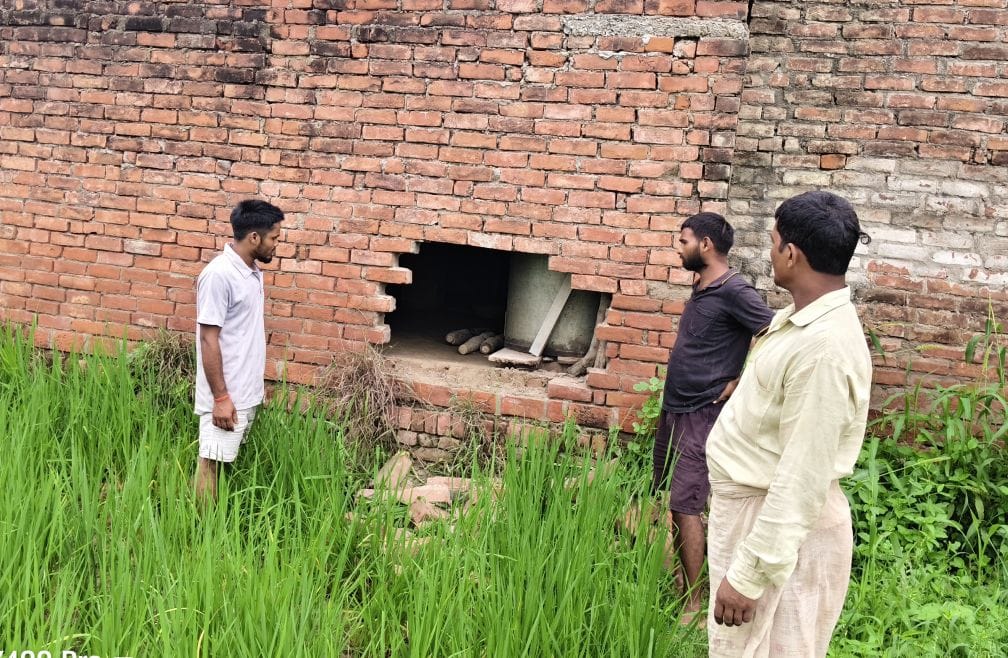 Thieves broke into two houses and made off with goods worth six lakh rupees.
