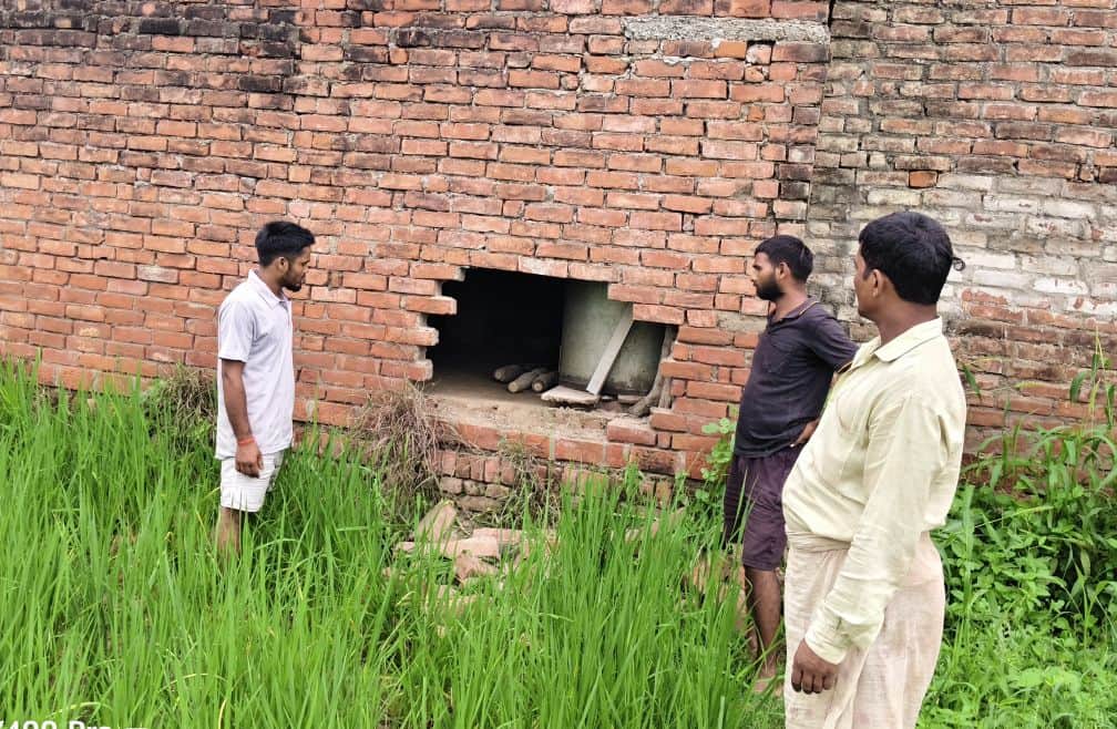 फोटो-24-दीवार में लगी सेंध को देखते ग्रामीण। संवाद