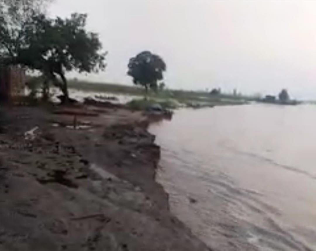 फोटो-27 सदर तहसील के दौली की मड़ैया में कटान करती गंगा। संवाद