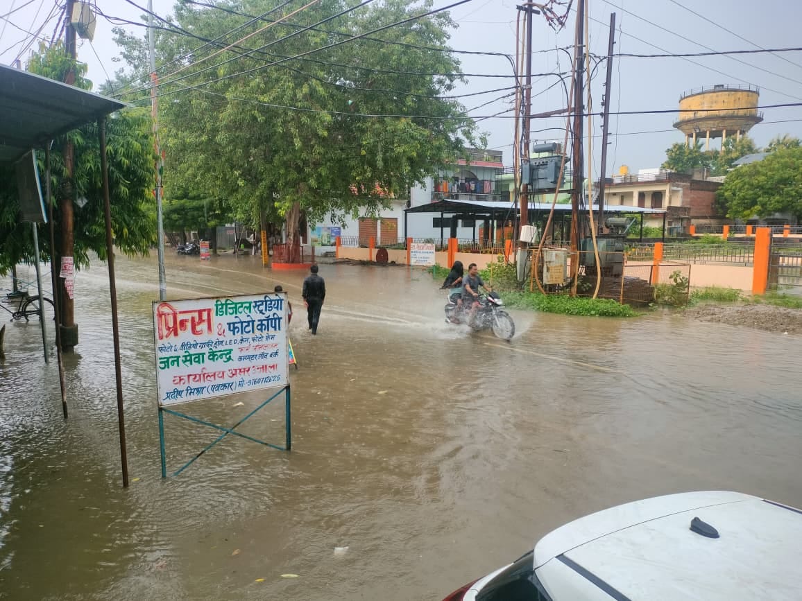 5 mm of rain in the afternoon; roads waterlogged.