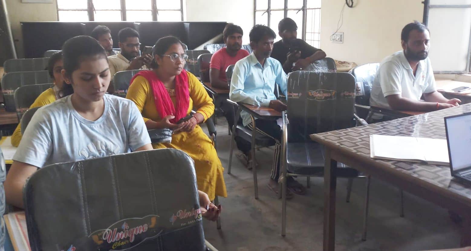 फोटो-36= रोजगार मेले के दौरान सेवायोजन कार्यालय में काउंसलिंग के दौरान मौजूद अभ्यर्थी। संवाद