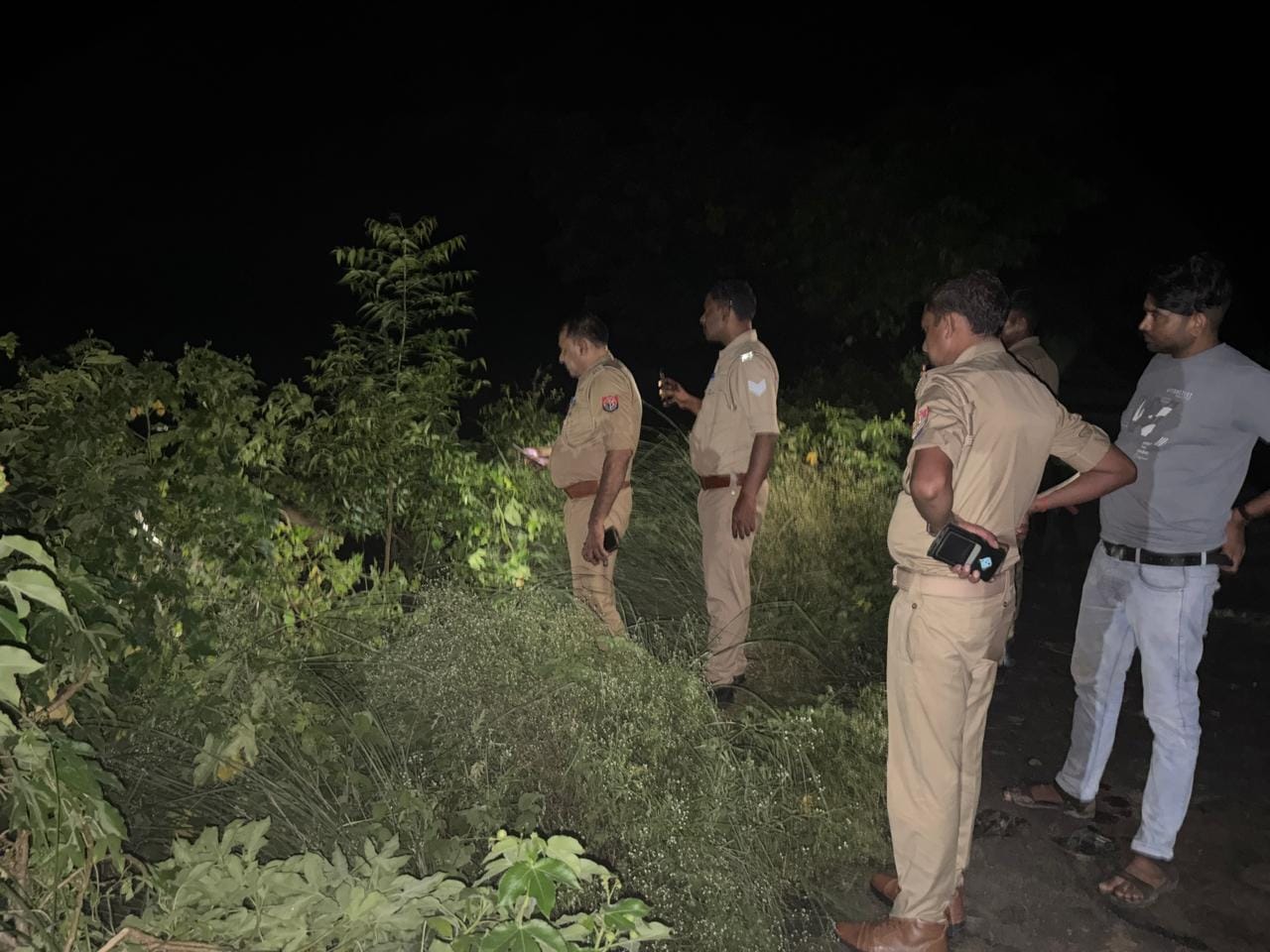 फोटो-37- घटनास्थल पर जांच करती पुलिस। संवाद