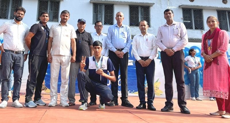 फोटो-52 पदक जीतने के बाद हर्ष का स्वागत करते गण्यमान्य लोग। स्रेात: स्वयं