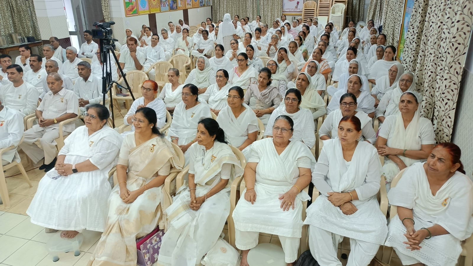 फोटो-59: बहादुरगढ़ में आयोजित कार्यक्रम में मौजूद ब्रह्माकुमारी बहनें। स्रोत केंद्र