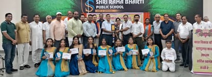 फोटो-61: प्रतियोगिता की विजेता रहे विद्यार्थियों के साथ अतिथिगण। स्रोत परिषद