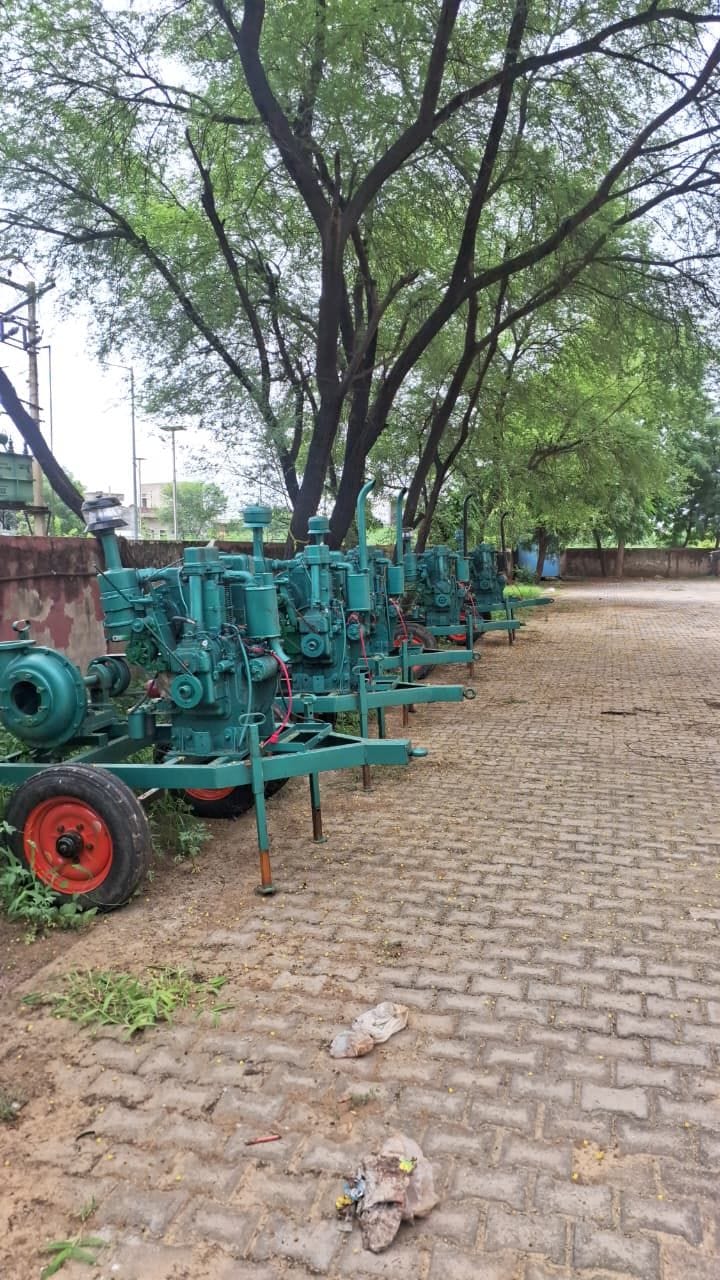 फोटो नंबर-07सभागार में खड़े किए गए पंप सेट।