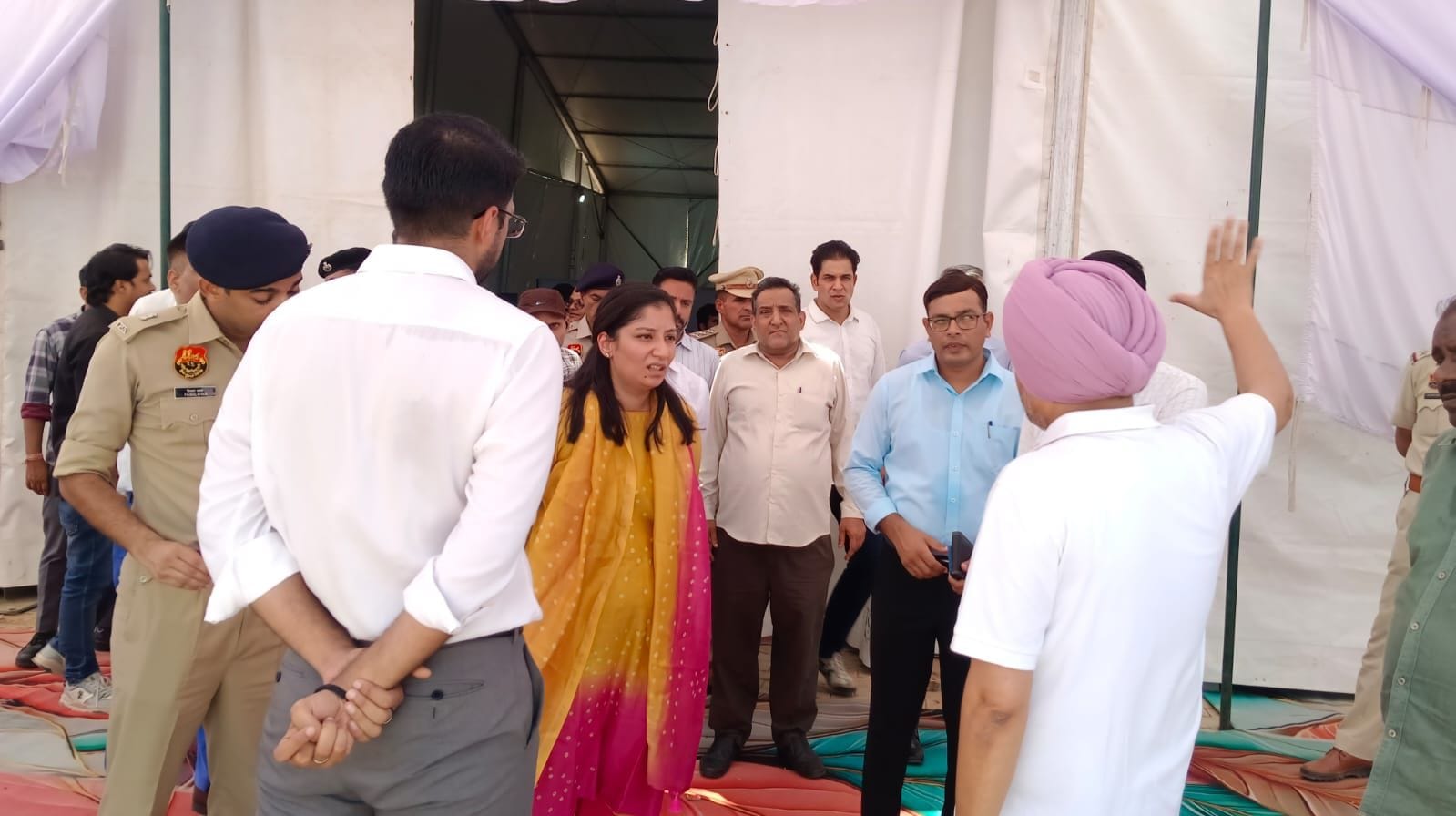 फोटो नंबर-10कार्यक्रम स्थल का दौरा करती उपायुक्त अनुपमा अंजली व अन्य अधिकारी। संवाद