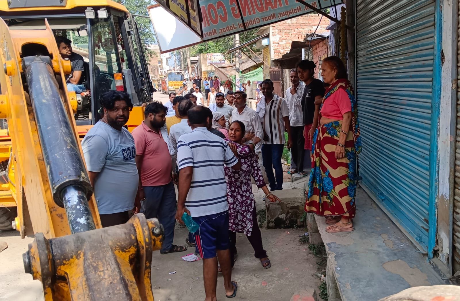 फोटो नंबर-16अतिक्रमण हटाने के दौरान नप टीम से उलझते लोग। संवाद