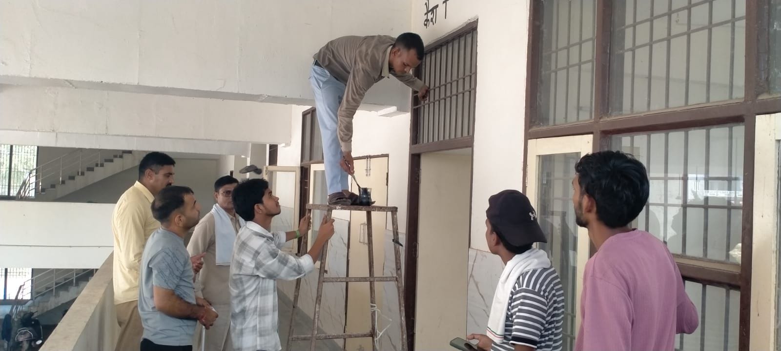 फोटो संख्या:74- महेंदगढ़ में सब डिपो के कार्यशाला में कार्यालय में नाम लिखता पेंटर--संवाद